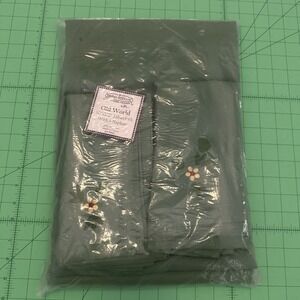 Temptations by Tara Old World Green Tablecloth 8 napkins